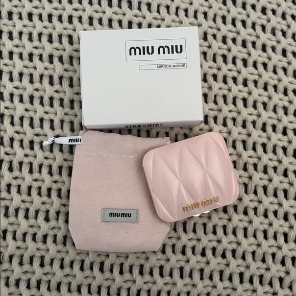 Authentic Miu Miu Pink Modern Quilted Double Sided Dual Compact Mirror - NEW - Picture 1 of 6